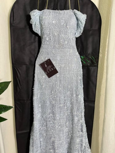 فستان دانتيل سماوي مطرز