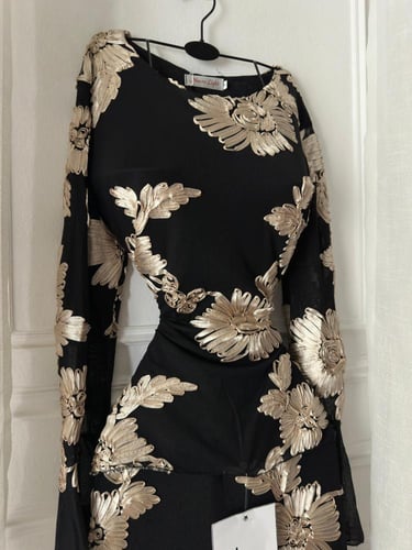 طقم اسود ناعم ساتر