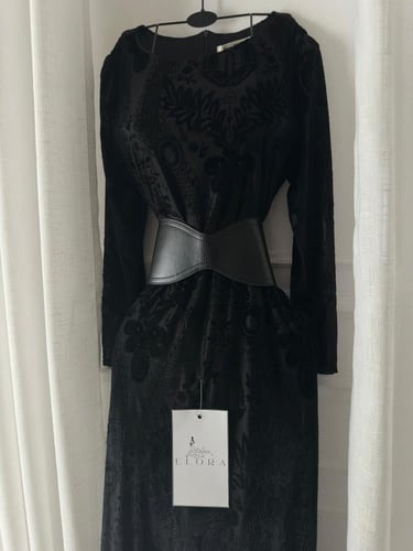 فستان اسود مورد بقطيفه مع بطانه وحزام جلد