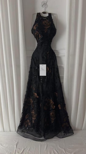 فستان اسود سهره راقي