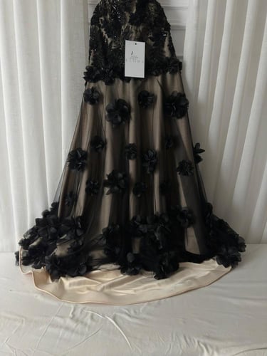 فستان سهره اسود مورد معا ذيل ملكي