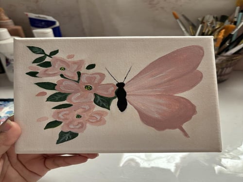 لوحة الفراشة الوردية المزهرة