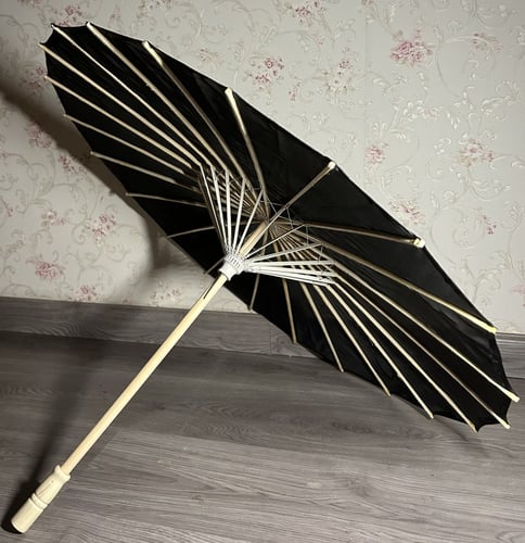 مظلة قماشية كبيرة