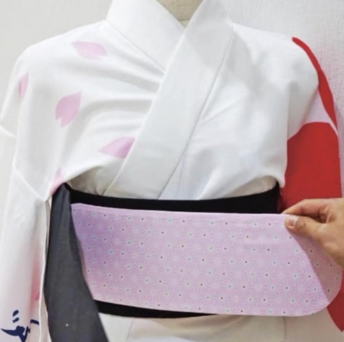 قطعة امامية لمنع الحزام من التجعد