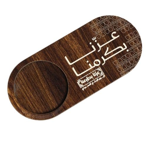 حامل كوب خشبي لليوم الوطني السعودي بعبارة عزنا بطب...