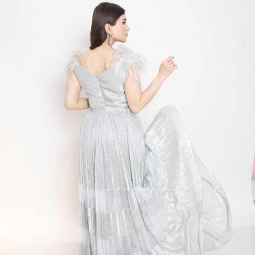 فستان فضي بالريش