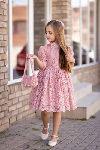 فستان بناتي من الدانتيل