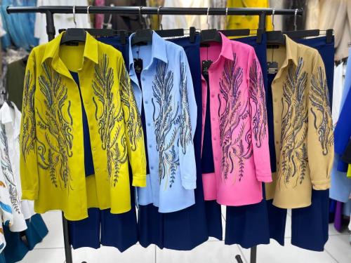 طقم مطرز من ثلاث قطع