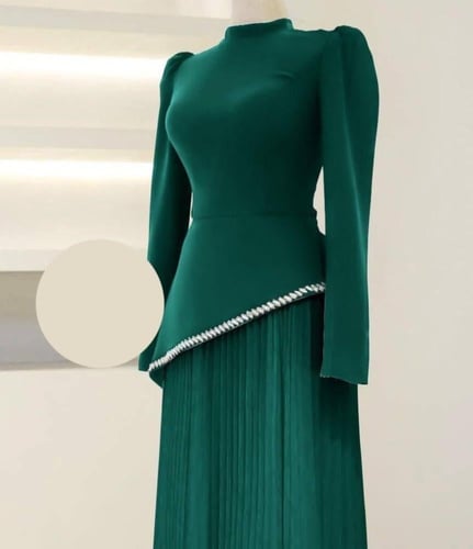 فستان بقصة كلوش بليسه بأحجار الكريستال