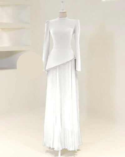 فستان بقصة كلوش بليسه بأحجار الكريستال