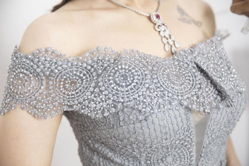 فستان بصدر من الدانتيل