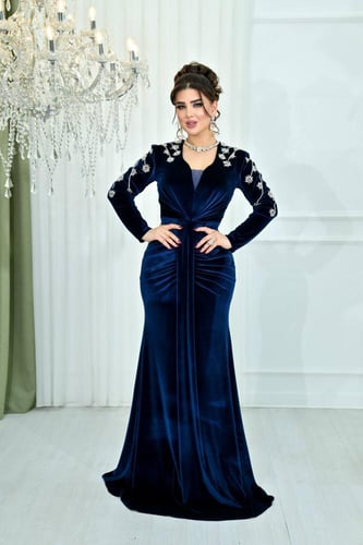 فستان من المخمل مزين بكرستال على الاكتاف