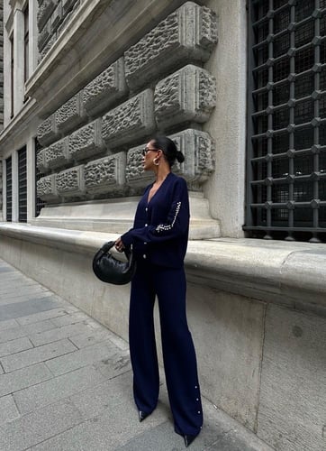 طقم من التريكو باللون الأزرق مزينه باللؤلؤ بالأكما...