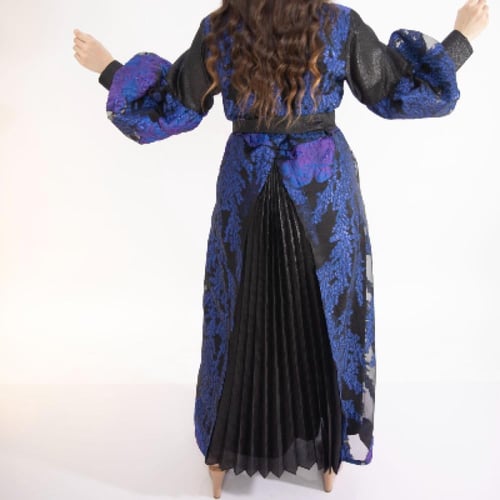 جلابيه مطرزة مع قصه من الخلف زرقاء