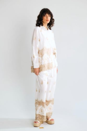 طقم مطرز من قميص وبنطلون