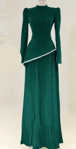 فستان بقصة كلوش بليسه بأحجار الكريستال