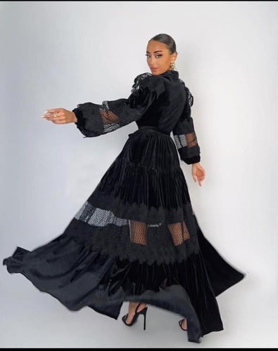 فستان من المخمل والدانتيل