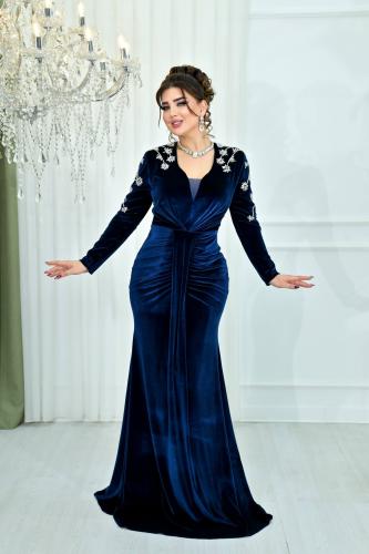 فستان من المخمل مزين بكرستال على الاكتاف