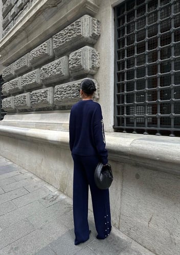 طقم من التريكو باللون الأزرق مزينه باللؤلؤ بالأكما...