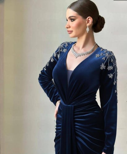 فستان من المخمل مزين بكرستال على الاكتاف