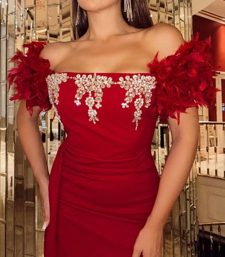 فستان سهره بأكمام ريش