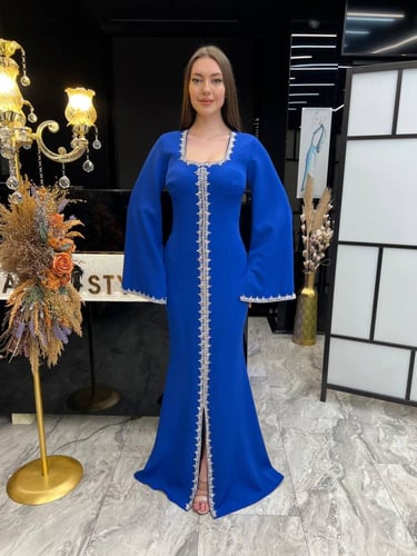 فستان انيق باللون الأزرق والمزين بالكريستال