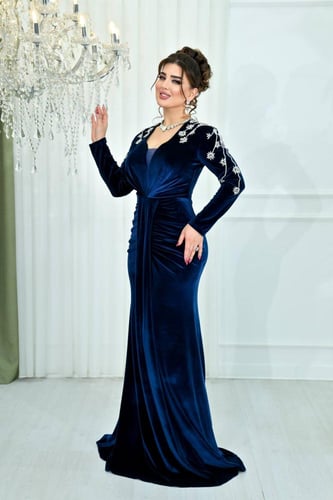 فستان من المخمل مزين بكرستال على الاكتاف