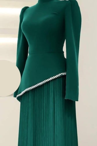 فستان بقصة كلوش بليسه بأحجار الكريستال