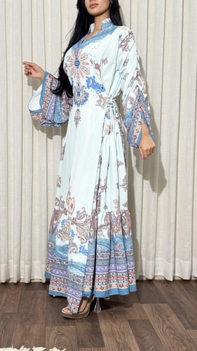 فستان ناعم بقصات من الجنبين