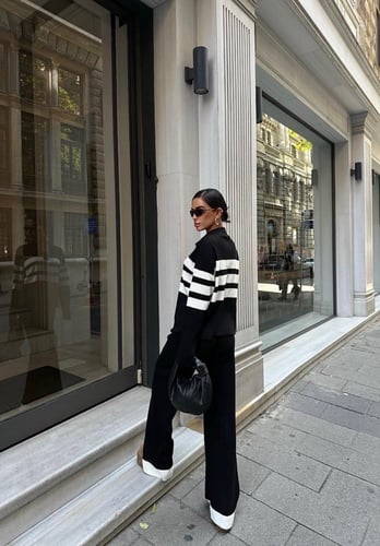 طقم كنزه من لون اسود مزينة بخطوط بيضاء