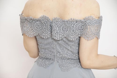 فستان بصدر من الدانتيل