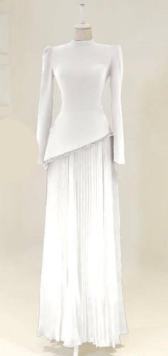 فستان بقصة كلوش بليسه بأحجار الكريستال