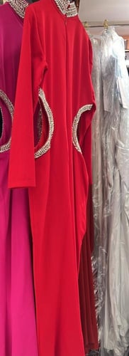 فستان سهره مفتوح من الخصر بأكمام طويله