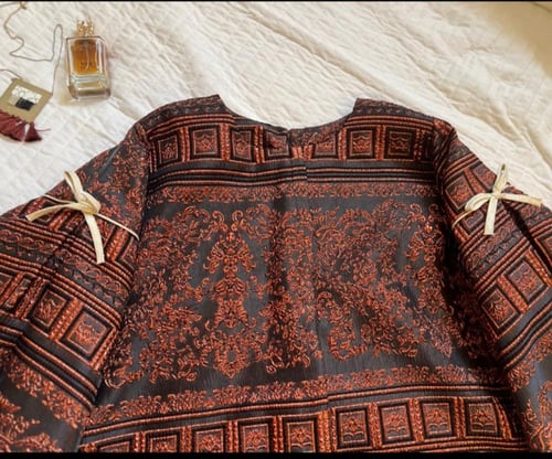 جلابية بطبعات نقوش