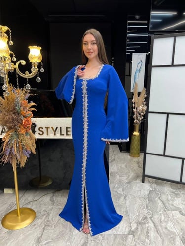 فستان انيق باللون الأزرق والمزين بالكريستال