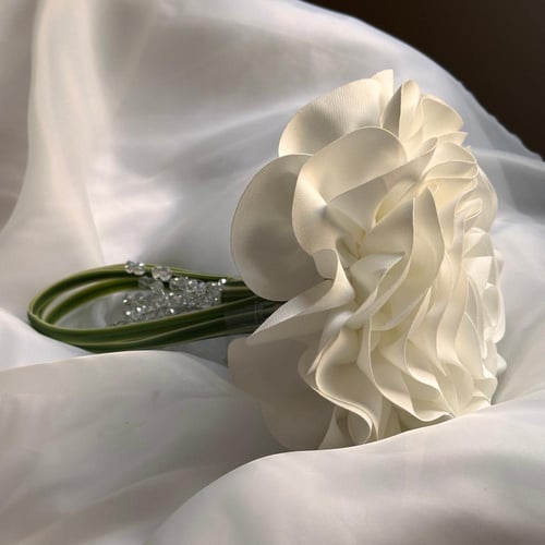 مسكة وردة مع كريستال شامل اللوقو