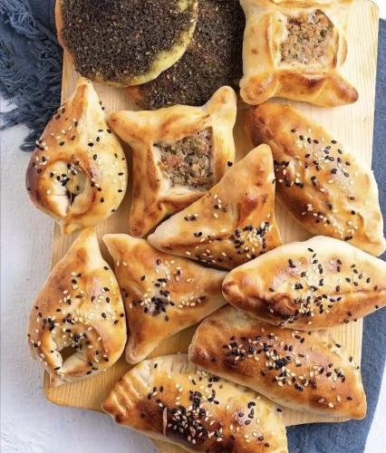 صحن فطائر وسط
