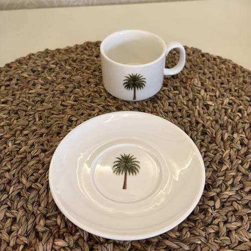 كوب اسبريسو مع صحن نخلة