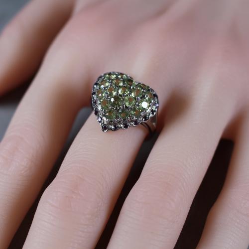 Natural peridot and garnet ring, certified by a laboratory.