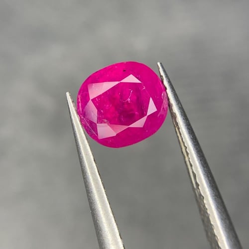 حجر ياقوت طاجاكستان طبيعي موثّق بشهادة مختبر 2.02c...