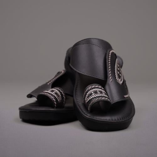 حذاء شرقي منقوش خيط بيج