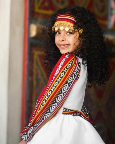 فستان اسود بشعار يوم التاسيس