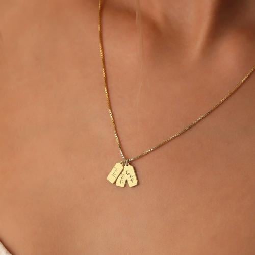 قلادة ناعمة مطلية بالذهب مع 3 اسماء من اختيارك