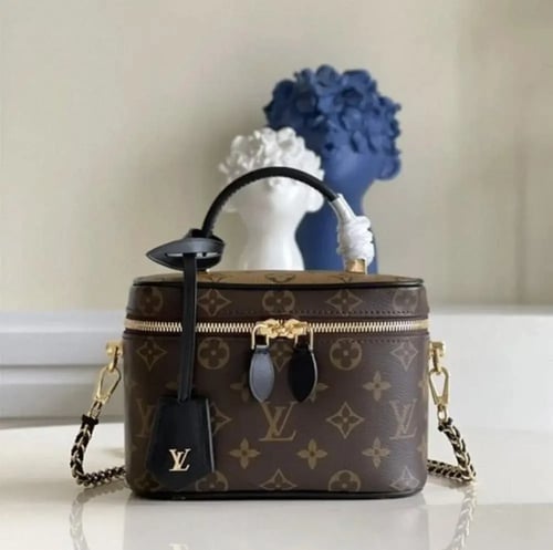 حقيبة LV فانيتي