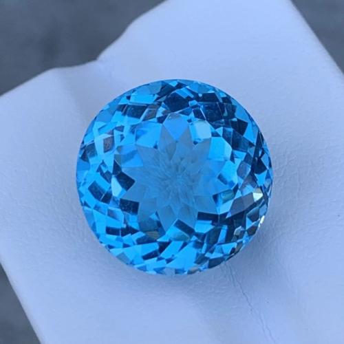 توباز 24.86 قيراط