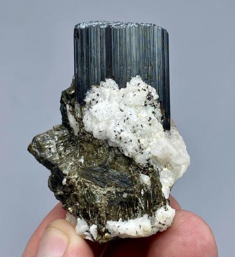 تورمالين وتوباز خام باكستاني 402.45 قيراط