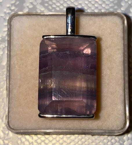 تعليقة فضة بحجر الفلوريت طبيعي (غير معالج)