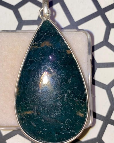 تعليقة بحجر الجاسبر (اليشب)