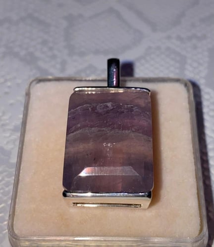 تعليقة فضة بحجر الفلوريت طبيعي (غير معالج)