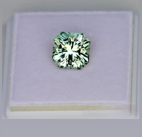 براسيوليت (الجمشت الأخضر) برازيلي طبيعي (معالج) قص...